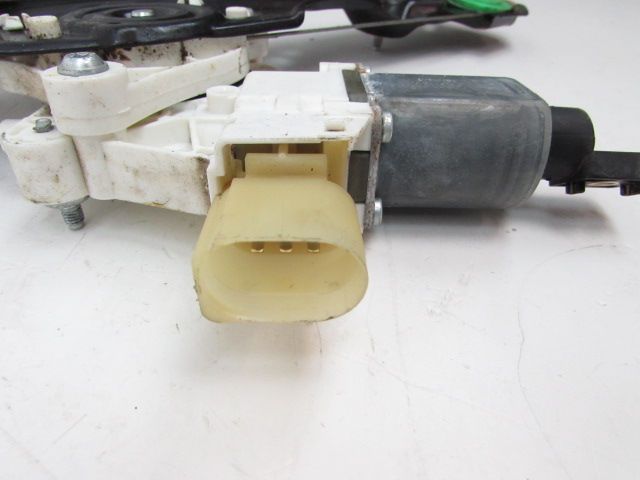 Lève-vitre électrique avant gauche