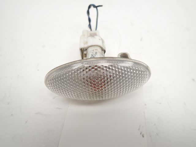 Repetiteur d'aile droit