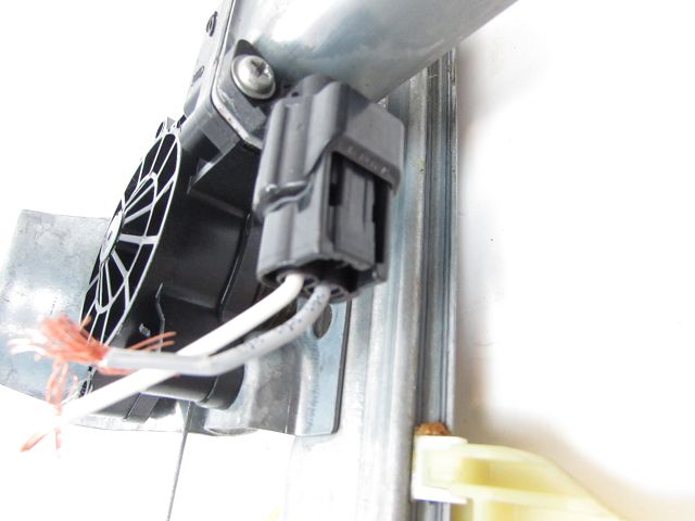 Lève-vitre électrique avant gauche