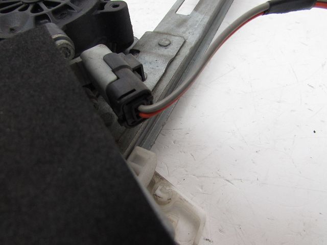 Lève-vitre électrique avant gauche