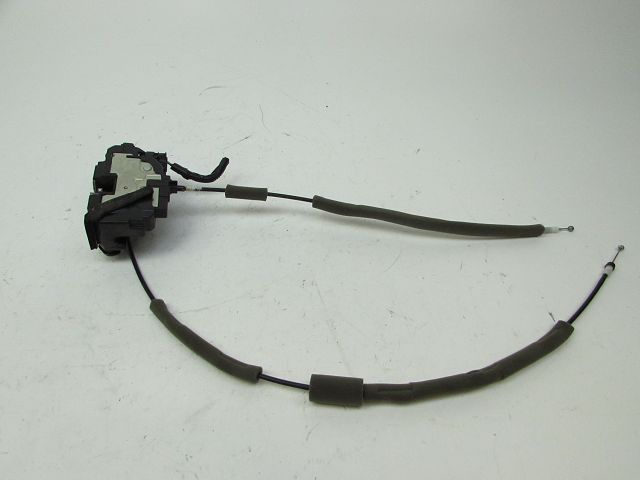 Serrure de porte avant droite