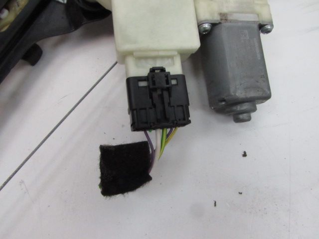 Lève-vitre électrique avant droit