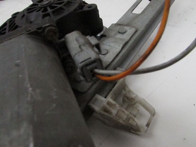 Lève-vitre électrique avant gauche