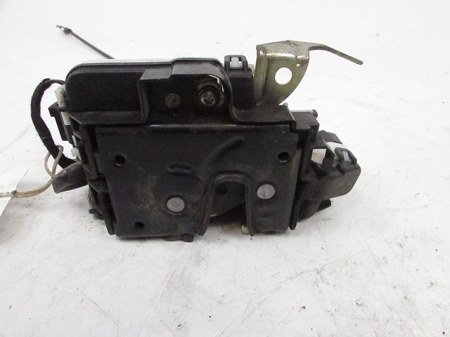 Serrure de porte avant droite