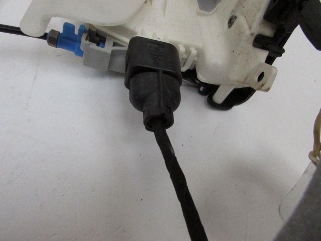 Serrure de porte avant gauche