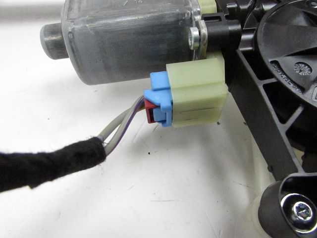 Lève-vitre électrique avant droit