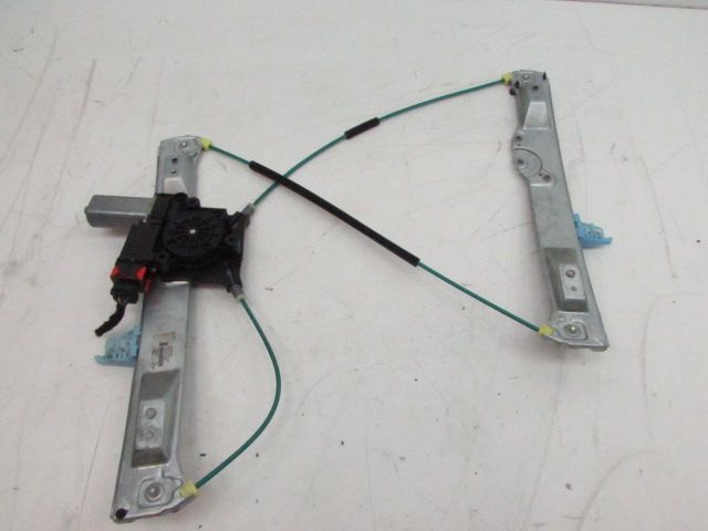 Lève-vitre électrique avant droit