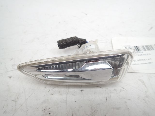 Repetiteur d'aile gauche