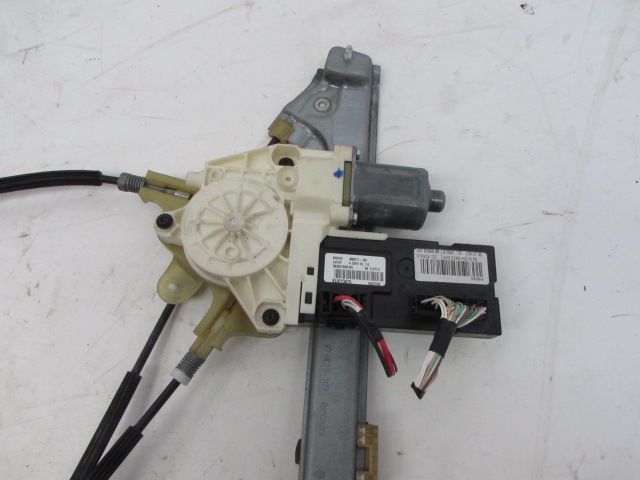 Lève-vitre électrique avant gauche