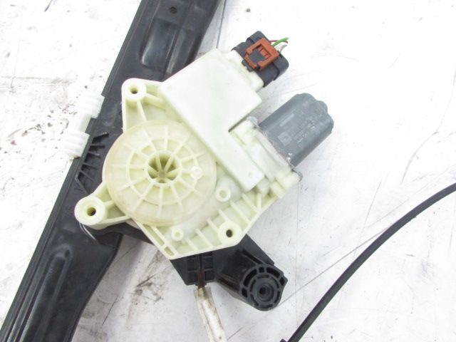 Lève-vitre électrique avant gauche