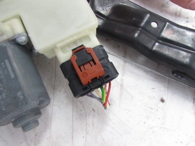 Lève-vitre électrique avant gauche