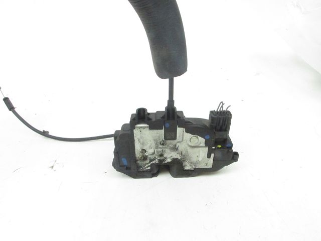 Serrure de porte avant droite