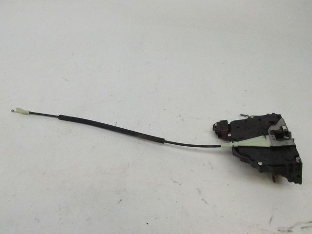 Serrure de porte avant droite