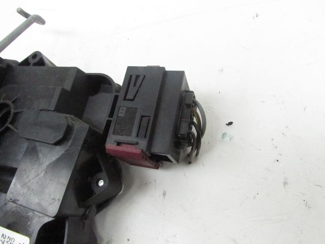 Serrure de porte avant droite