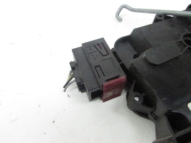 Serrure de porte avant gauche