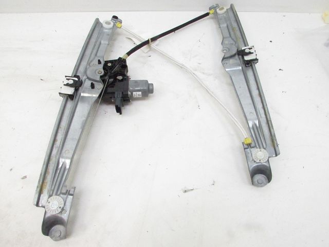 Lève-vitre électrique avant droit