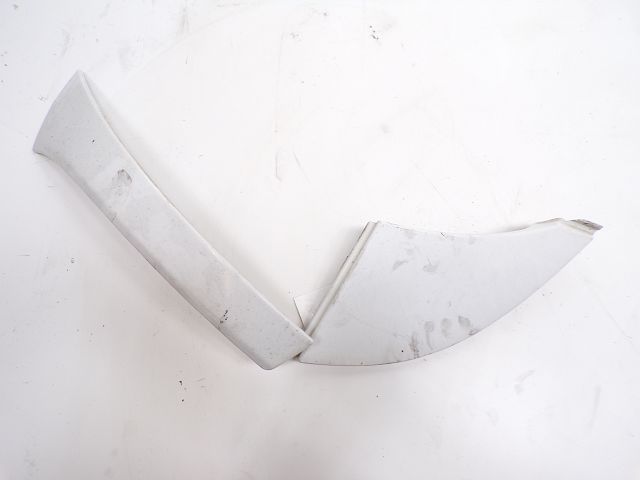 Enjoliveur de calandre droit