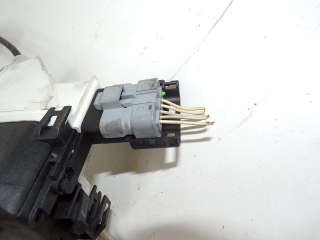 Serrure de porte avant gauche