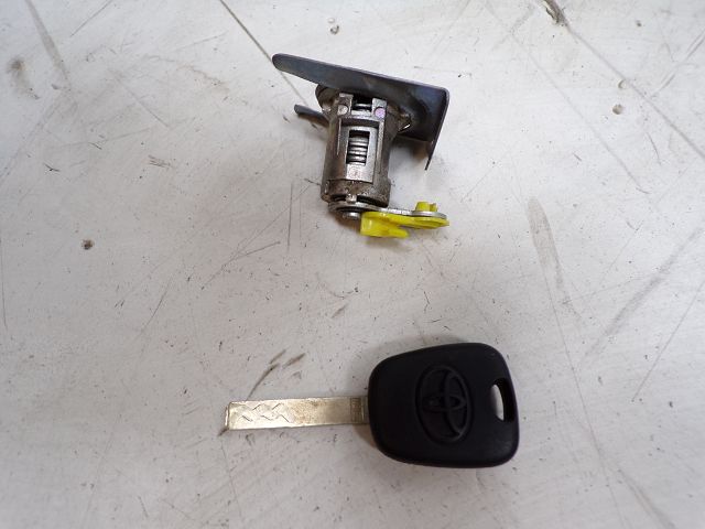 Serrure de porte avant gauche