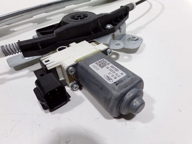 Lève-vitre électrique avant gauche