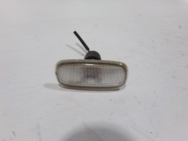 Repetiteur d'aile droit