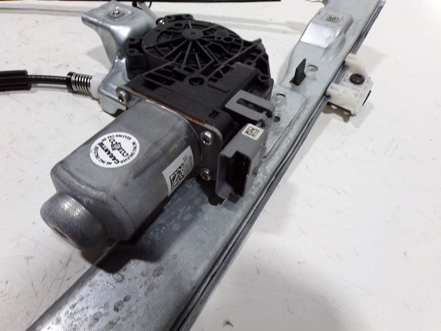 Lève-vitre électrique avant gauche