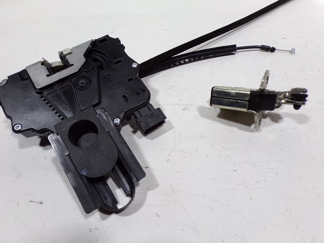 Serrure de porte battante arriere gauche