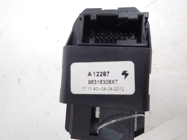 Commande lève-vitre avant gauche