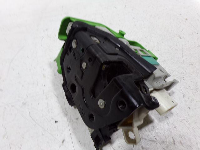 Serrure de porte avant gauche