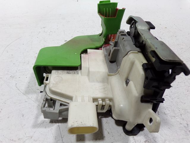 Serrure de porte avant gauche