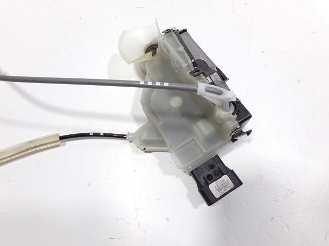 Serrure de porte avant gauche