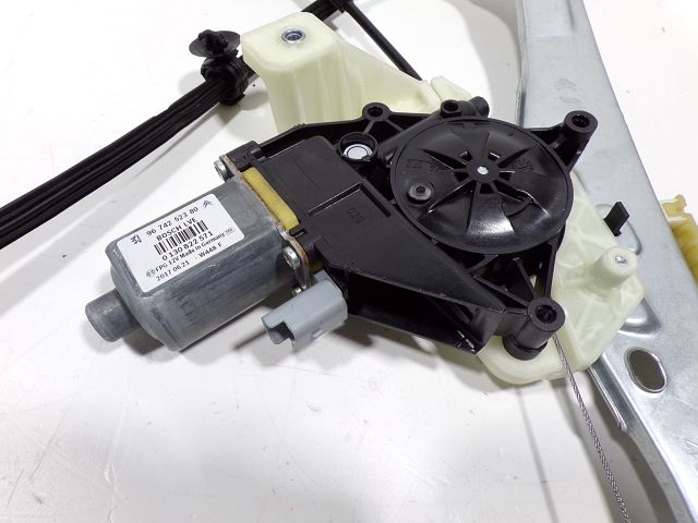 Lève-vitre électrique avant gauche