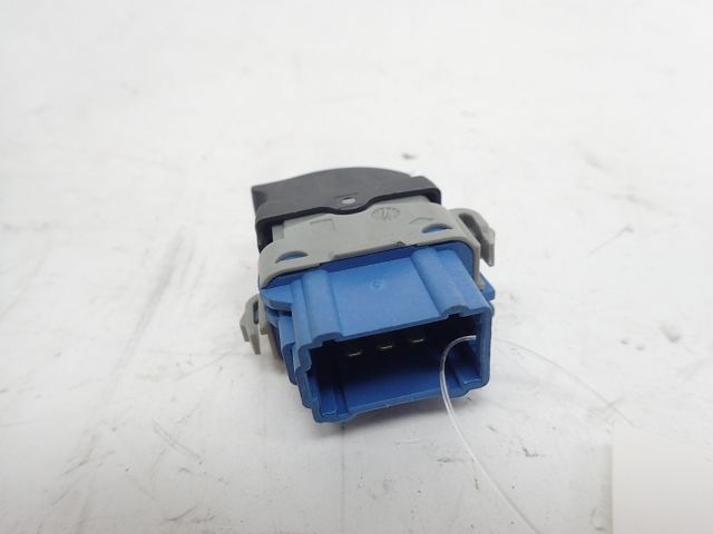 Commande lève-vitre avant droit