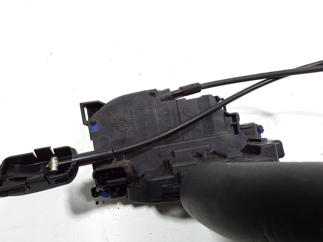 Serrure de porte avant droite