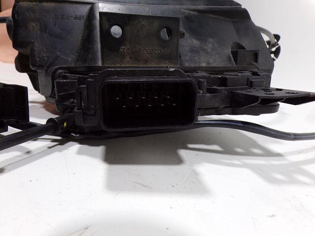 Serrure de porte avant droite