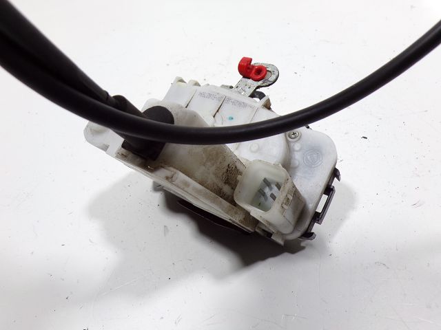 Serrure de porte avant droite