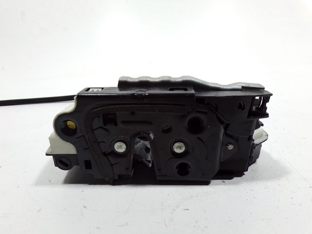 Serrure de porte avant droite