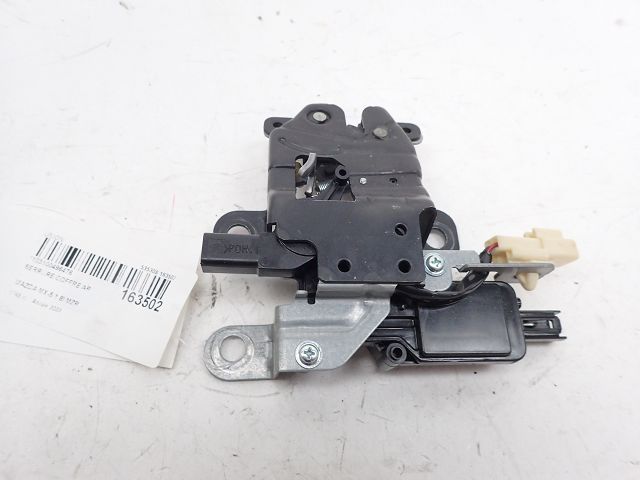 Serrure de coffre arrière