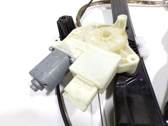 Lève-vitre électrique avant gauche