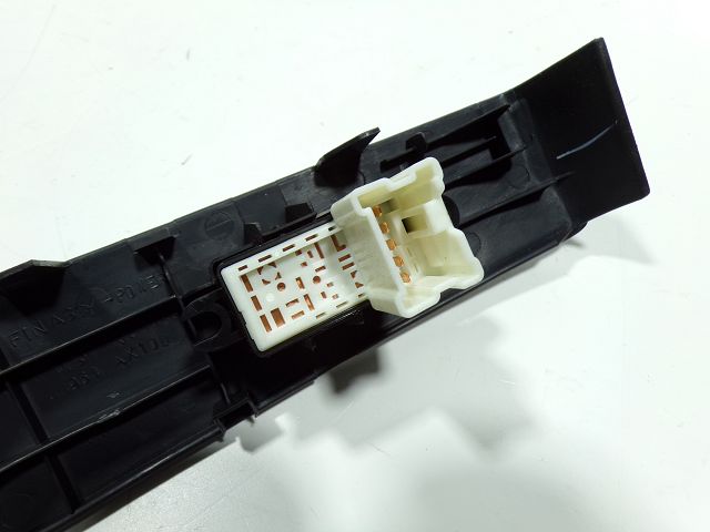 Commande lève-vitre avant droit