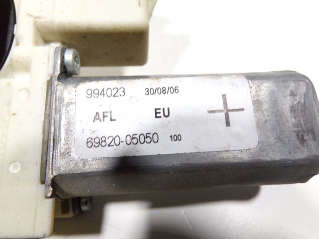 Lève-vitre électrique avant gauche