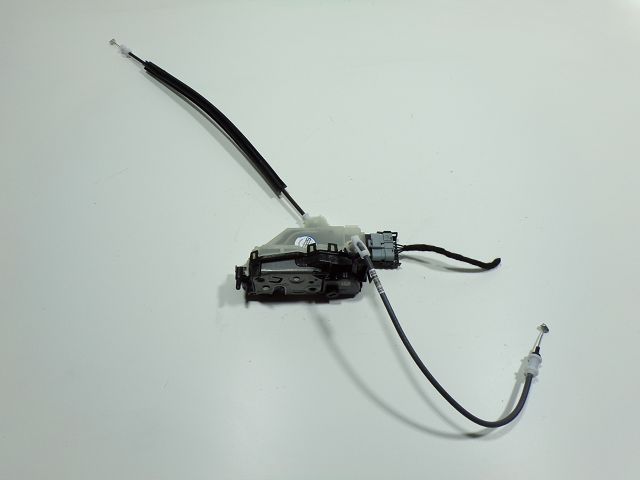 Serrure de porte avant droite