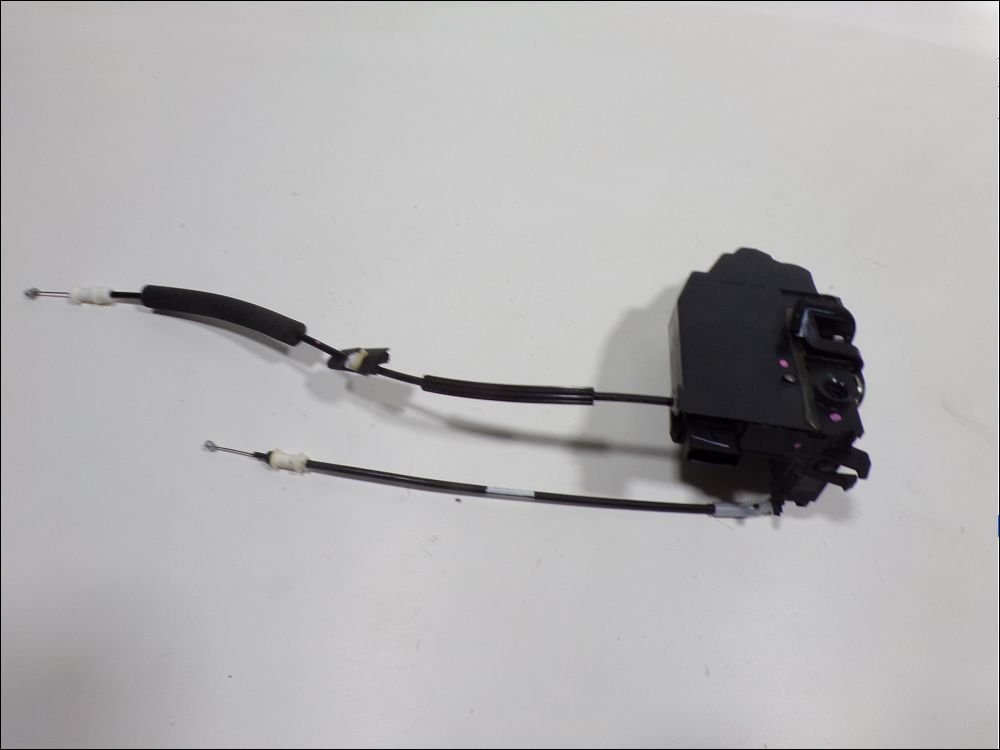 Serrure de porte avant droite