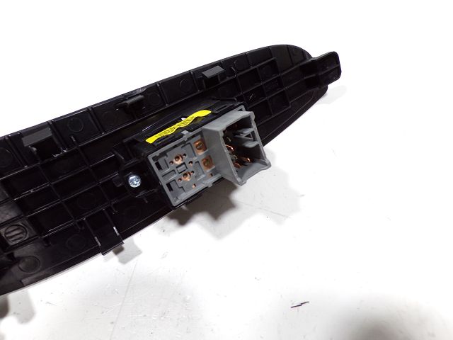 Commande lève-vitre avant droit