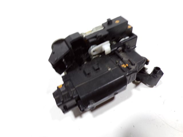 Serrure de porte avant droite