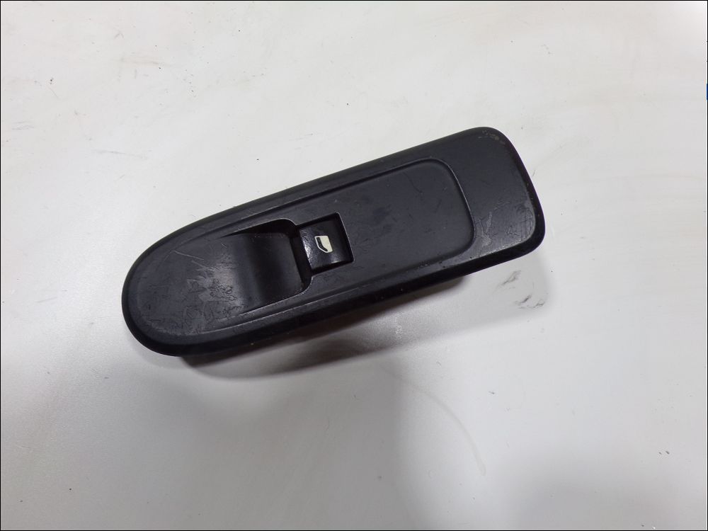 Commande lève-vitre avant droit