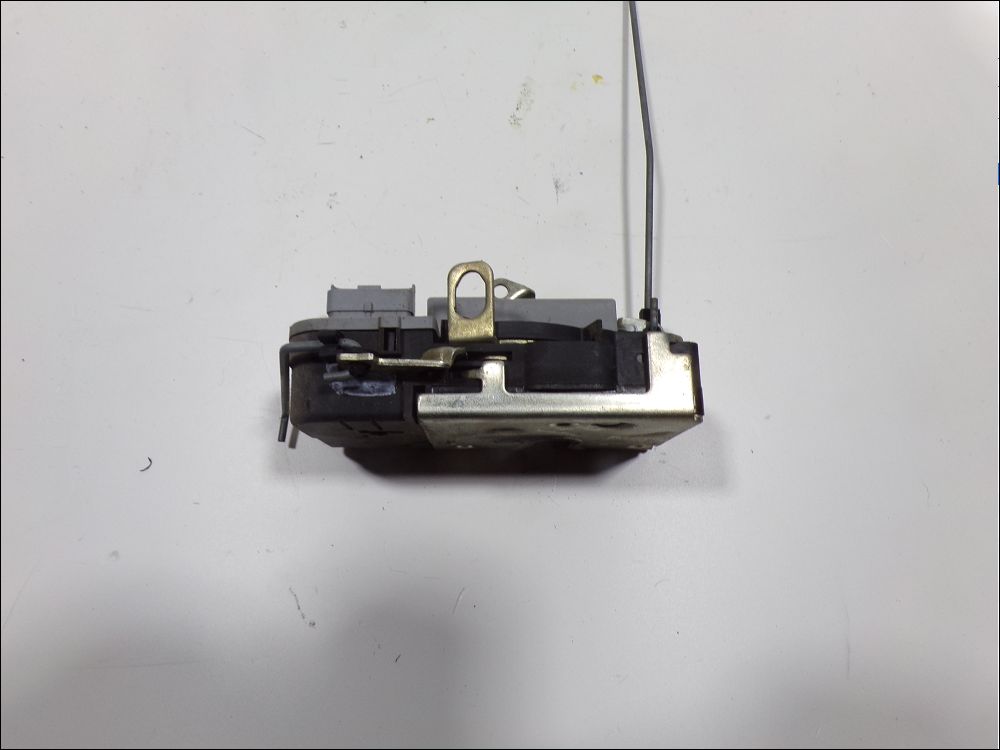 Serrure de porte avant droite