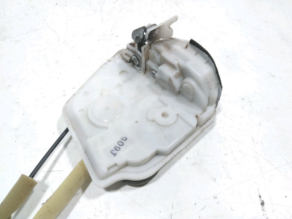Serrure de porte avant droite