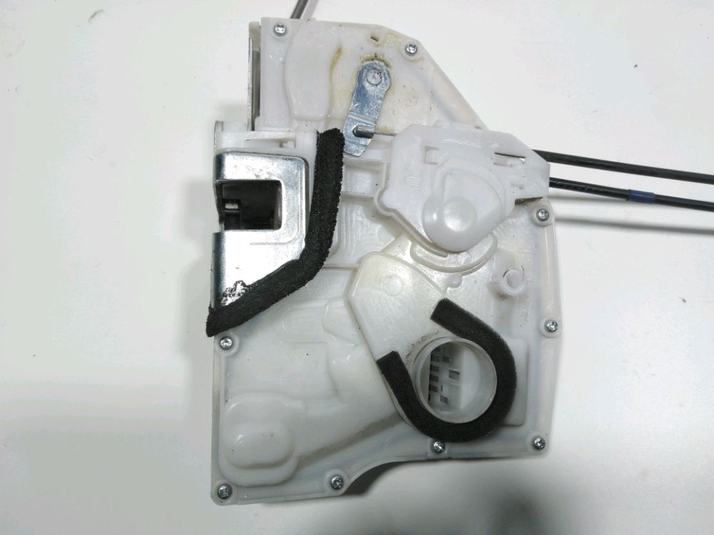Serrure de porte avant droite
