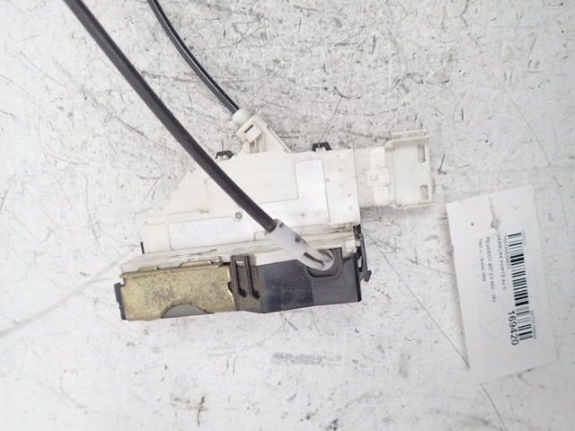 Serrure de porte avant droite